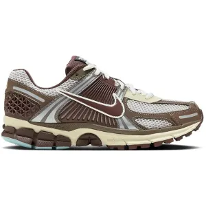 Nike Air Zoom Vomero 5 Earth Fossil (Women's) running in a marsh area shoes Dry Surface Running