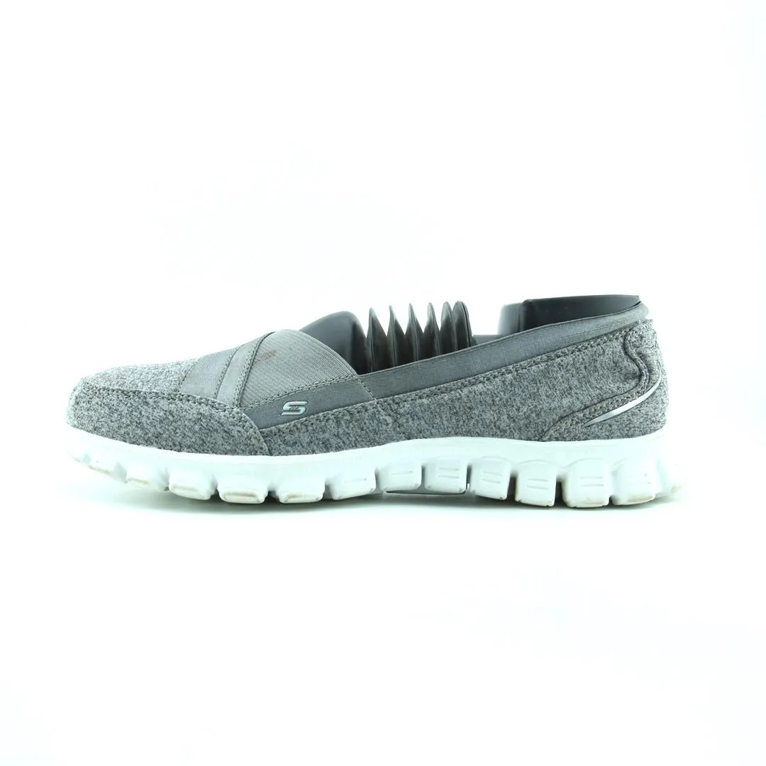 SKECHERS MEMORY FOAM Quick Motion Rubber Outsole
