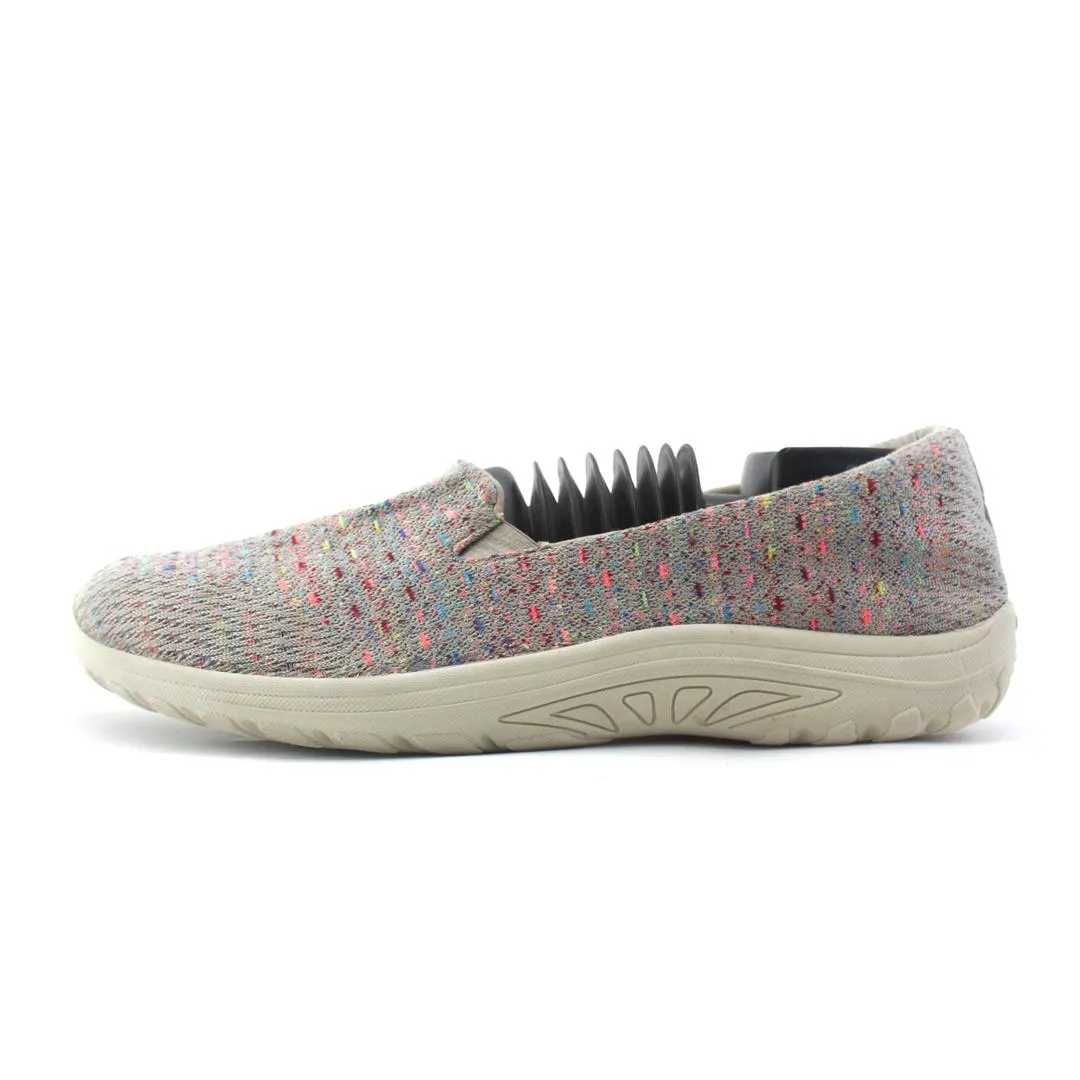 soft pastel Stage Glow SKECHERS RELAXED FIT REGGAE FEST - WICKER