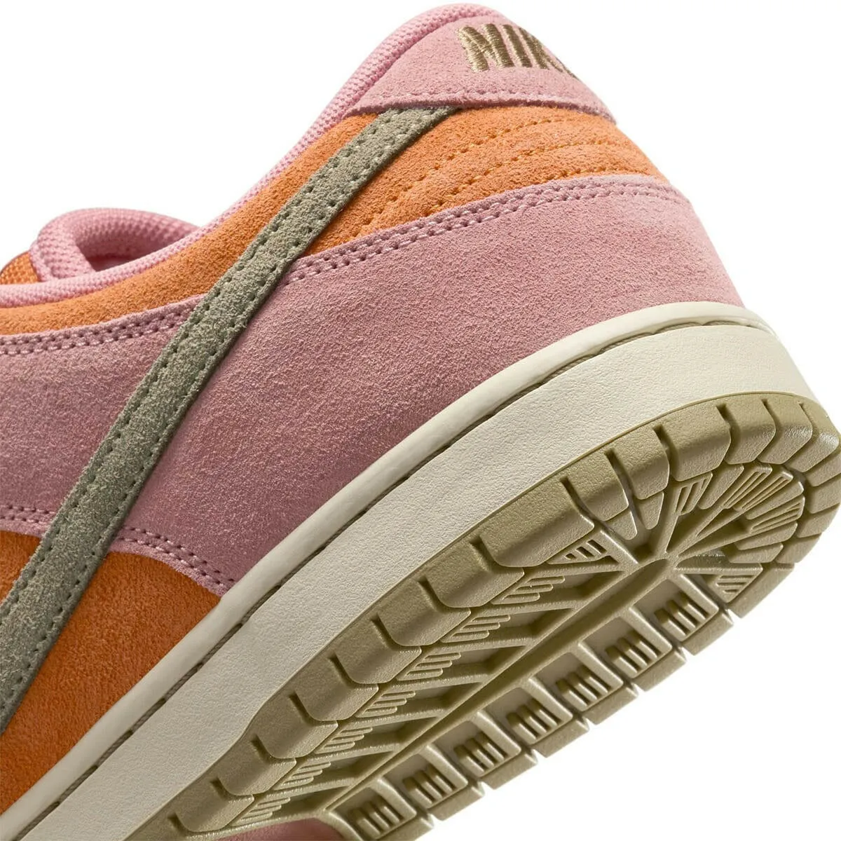 Nike SB - Dunk Low Pro Shoes Red Stardust Kick Back Simple Flow