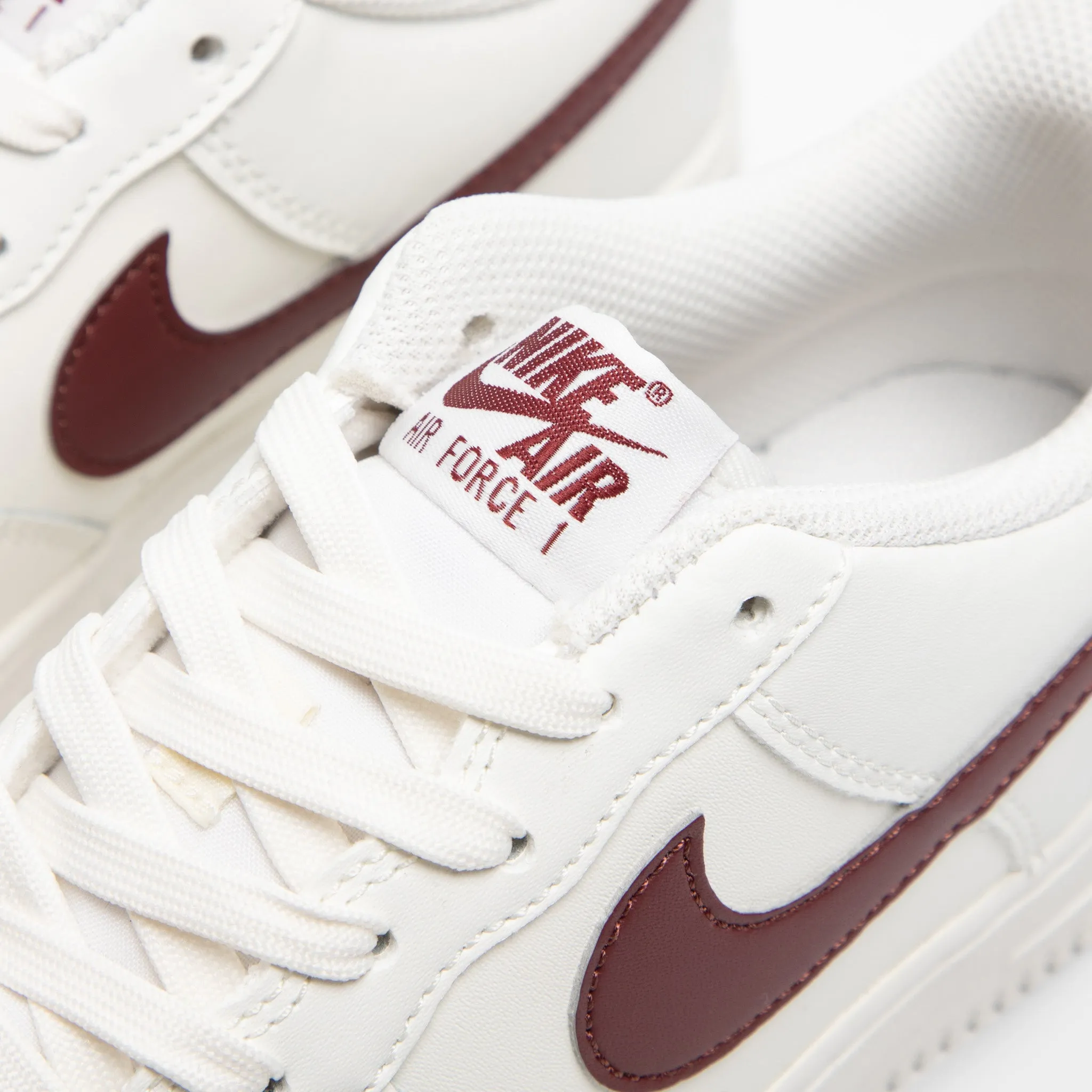 Catch Step Travel Daily Nike Air Force 1 GS Sail / Dark Team Red