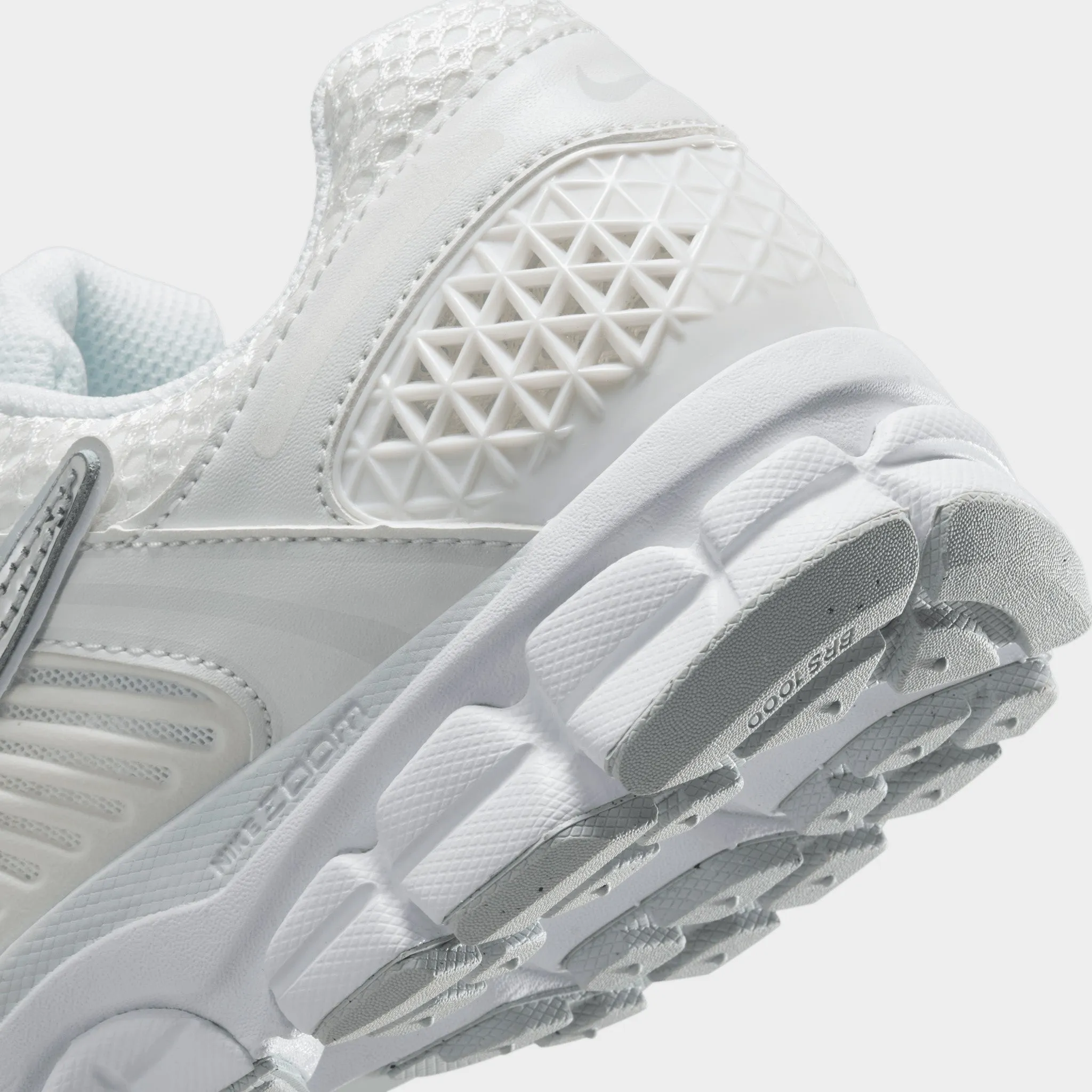Nike Women's Zoom Vomero 5 White / Metallic Silver - Summit White True to size logo - sequined shoes