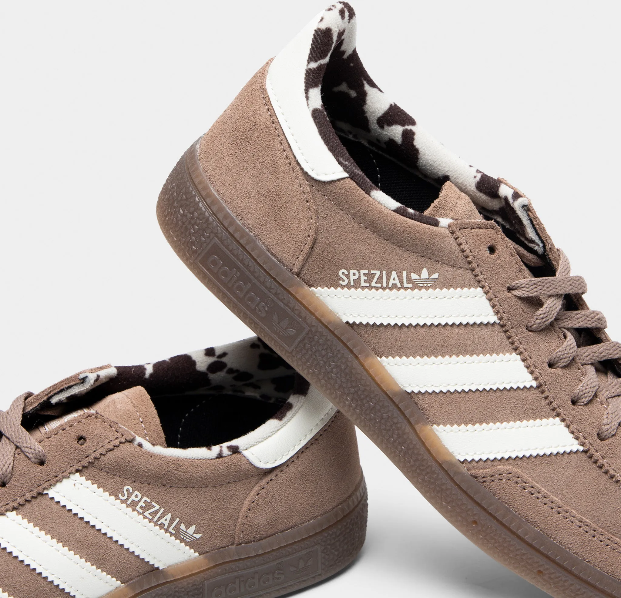 ergonomic adidas Originals Women's Handball Spezial Chalky Brown / Off White - Gum
