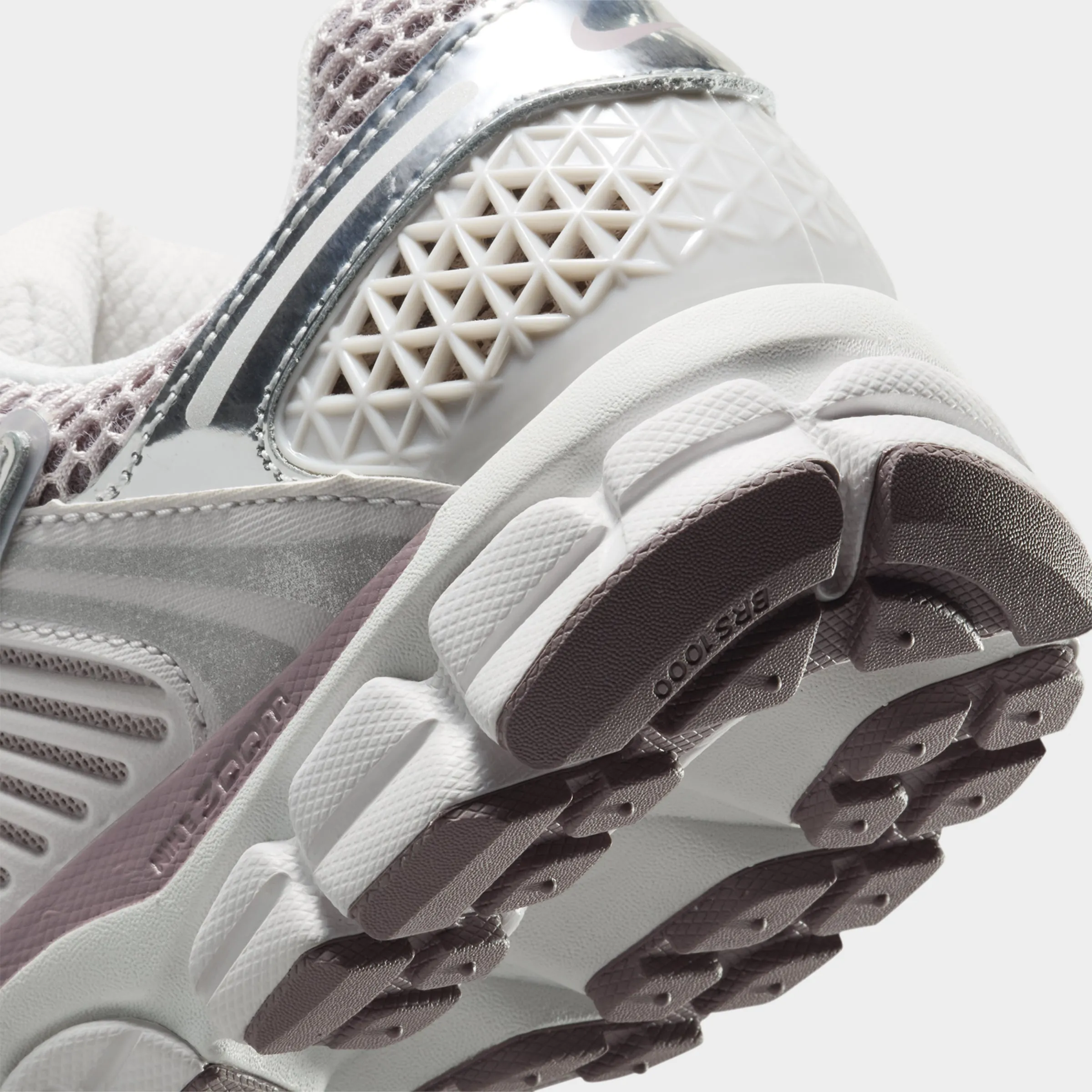 silicone - sole shoes supportive foam shoes Nike Women's Zoom Vomero 5 Vast Grey / Metallic Silver