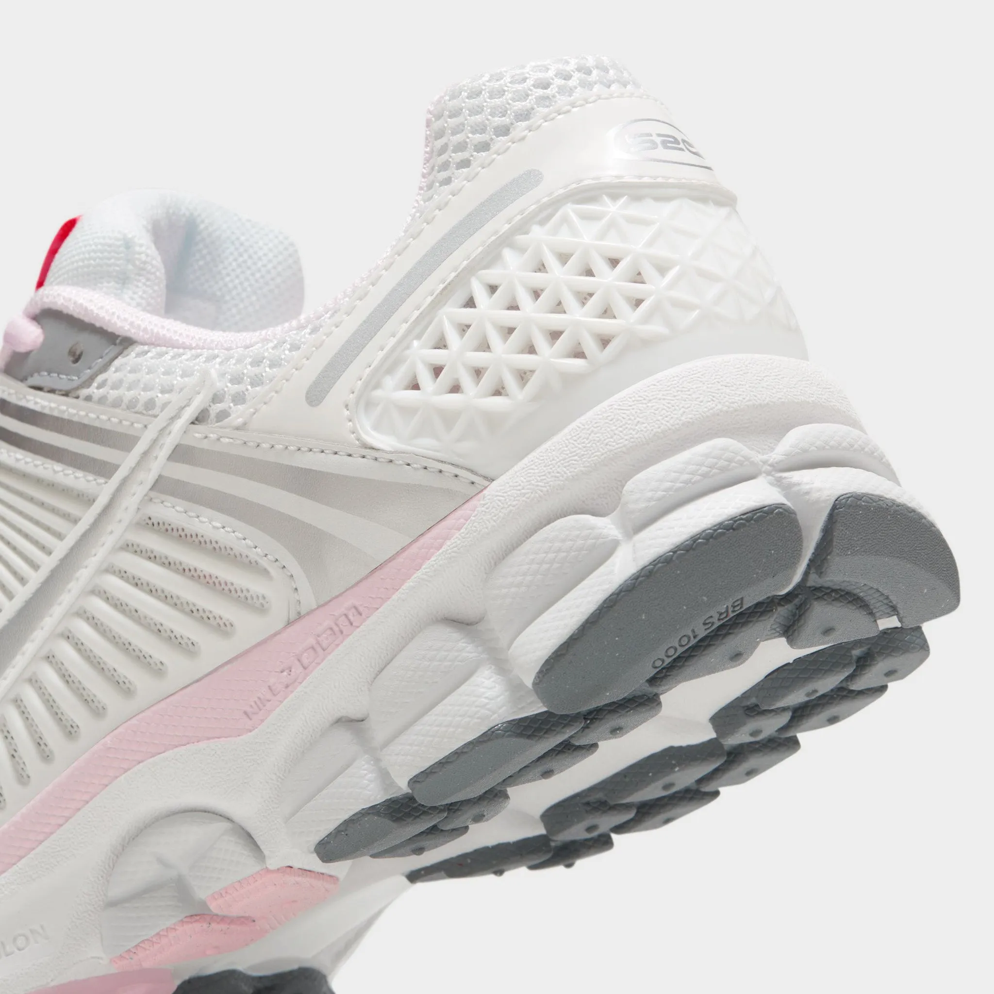 toe - support - system running with gloves Nike Women's Zoom Vomero 5 Photon Dust / Metallic Silver - Summit White