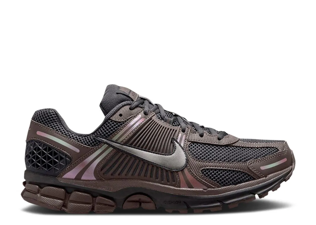 Stability running in a tram station area shoes Nike Zoom Vomero 5 Cave Stone
